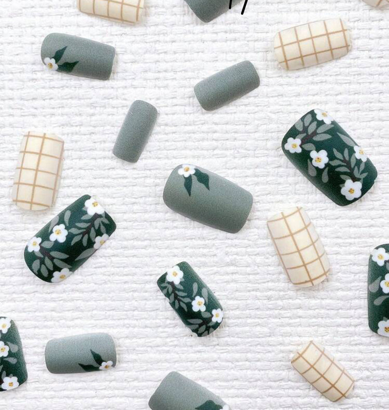 🍃 Matt Green Tulip Press On Nails (24pcs)