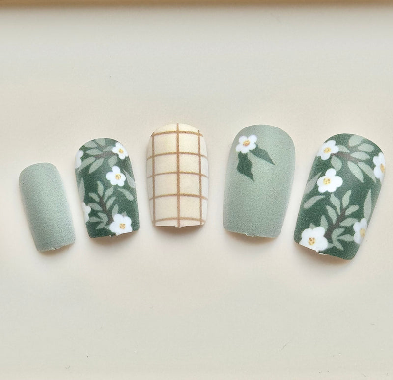 🍃 Matt Green Tulip Press On Nails (24pcs)