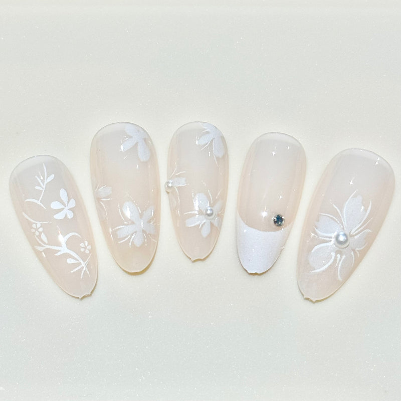 Japanese Style White Flower Press On Nails (24pcs)